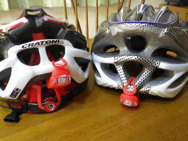 安い自転車用シリコンライト LED赤 2個入りはヘルメットライトにいいよ
