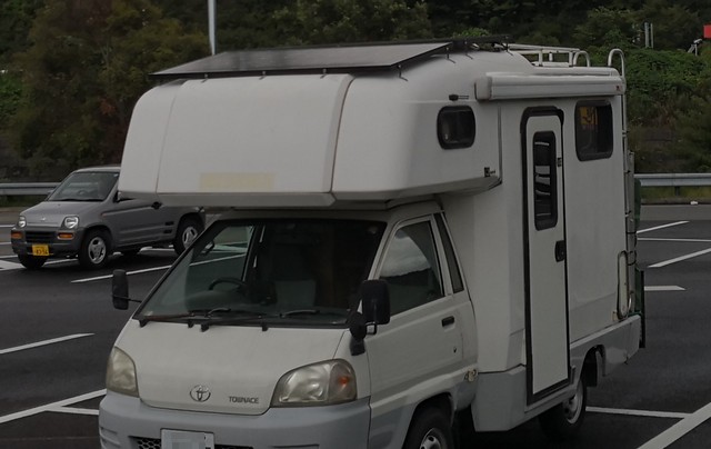 キャンピングカーにソーラーパネル