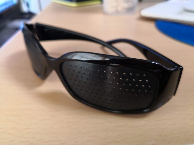 ピンホールメガネ