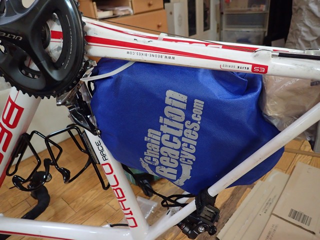 ヘルメットはフレーム後三角に