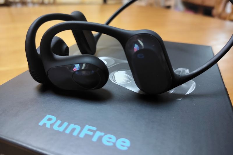 骨伝導ではないオープンイヤー｜RunFreeワイヤレスイヤホン