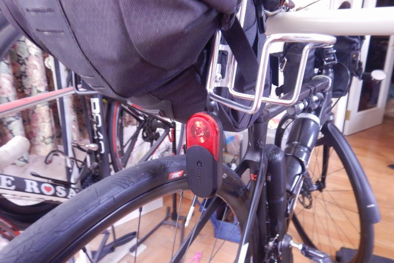 リアレーダーテールライトとサドルバッグの共存方法